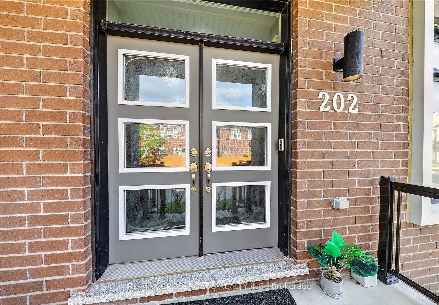 4 bed, $3,985 — Photo 4