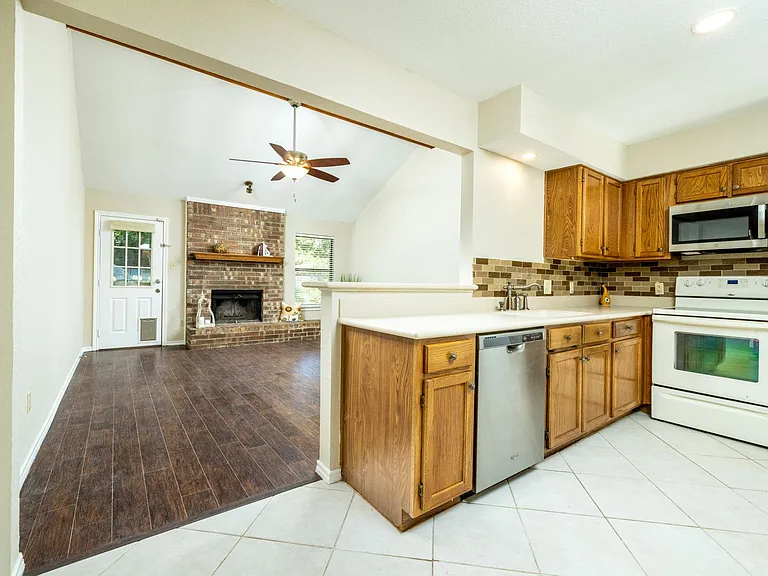 2403 Bayberry Ln — Photo 9