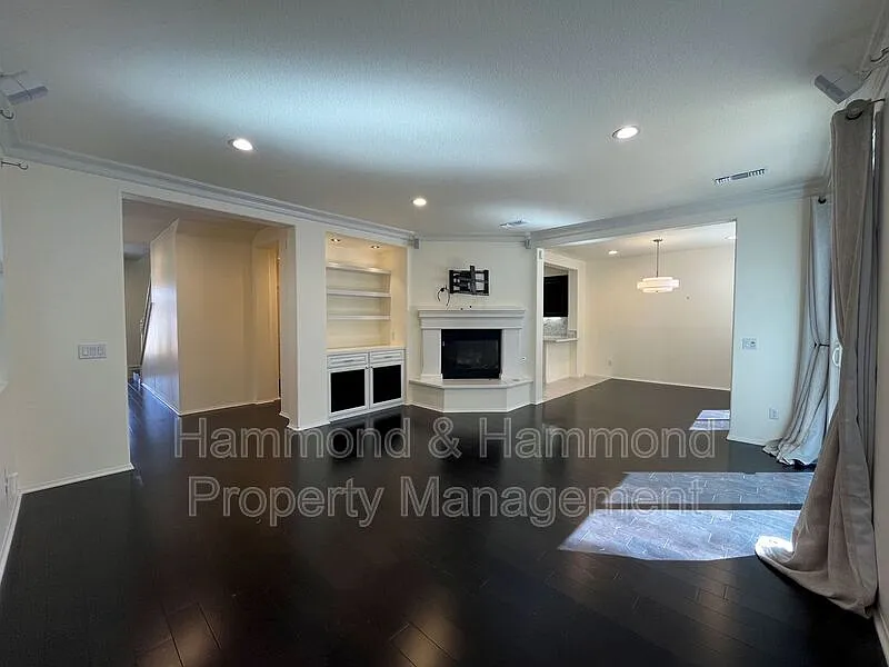3 bed, 2.5 bath, 2080 sqft, $4,495 — Photo 2
