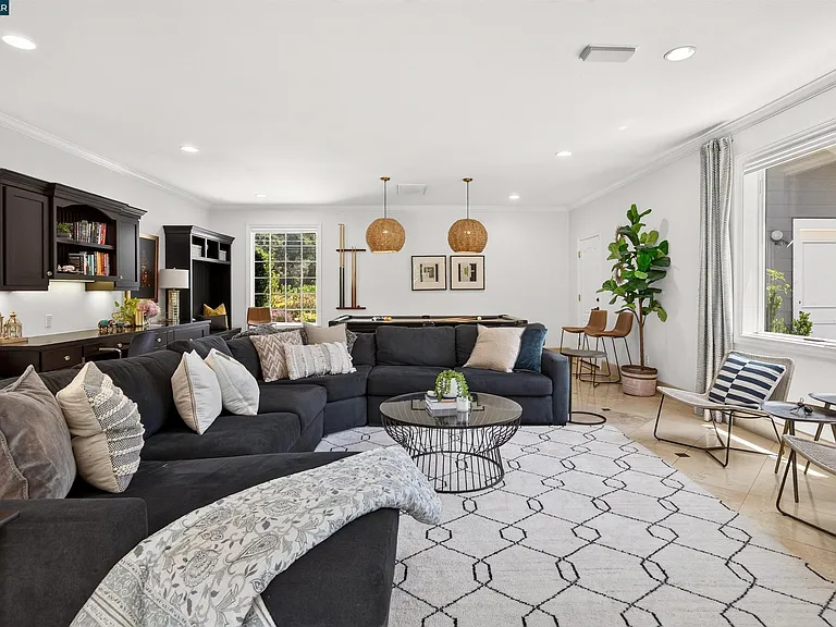 2207 Martin Ave — Photo 47