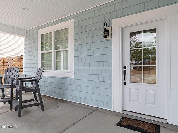 3rd image of 707 W Oak Island Drive