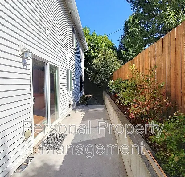 7905 NE 64th St — Photo 16