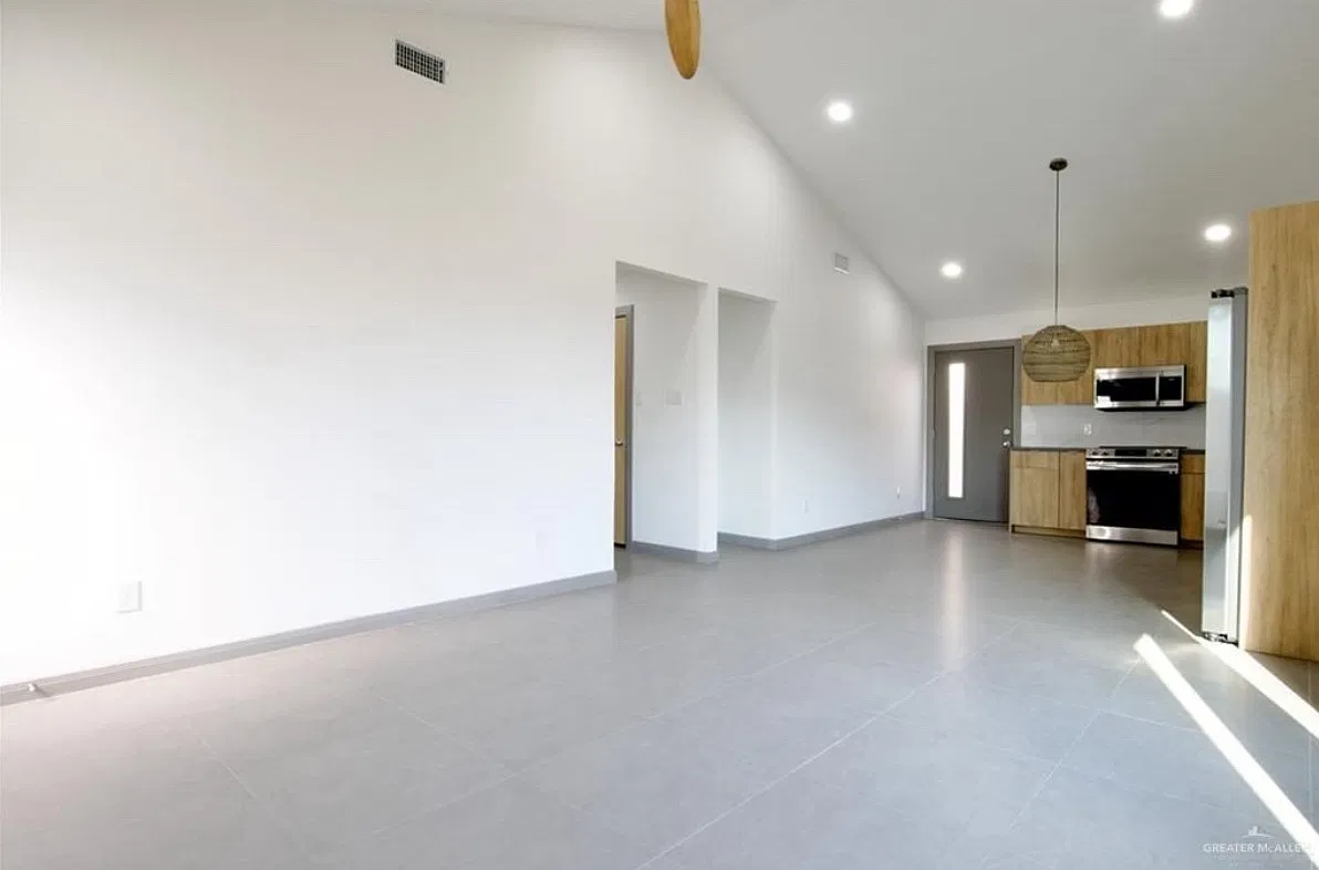 3 bed, 1068 sqft, $1,350 — Photo 2