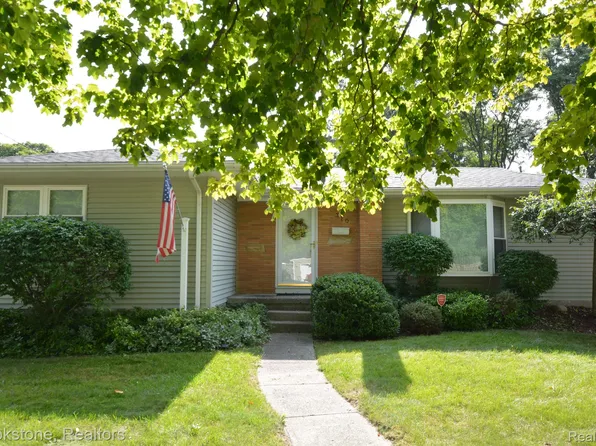 310 Labian Dr, Flushing, MI 48433