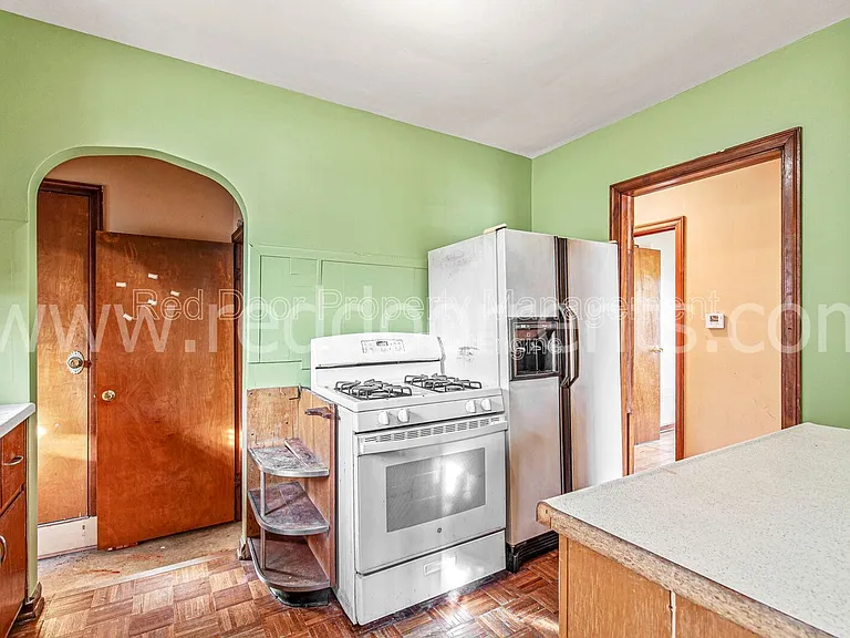328 N Post Rd — Photo 3