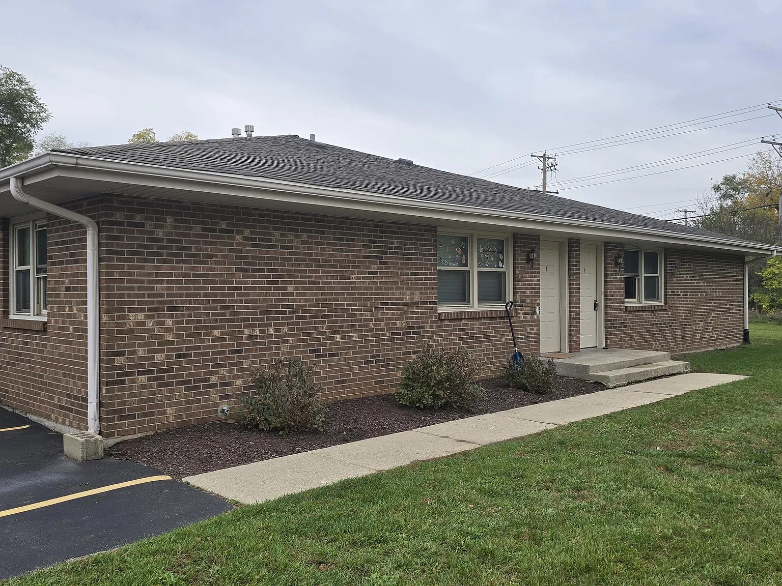 2 bed, 870 sqft, $900 — Photo 2