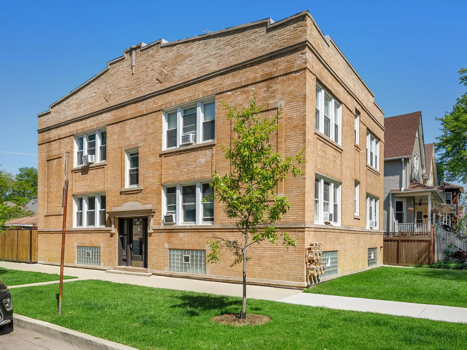 2 bed, 700 sqft, $1,600 — Photo 1
