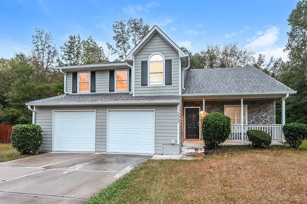 4 bed, 2.5 bath, 1952 sqft, $2,030 — Photo 1
