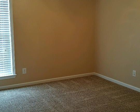 4th image of 824 Joan Ln