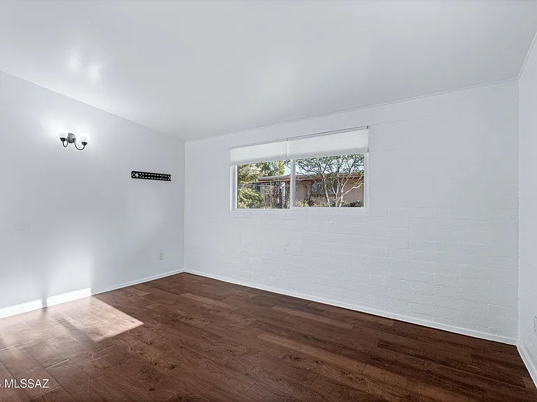 212 S Avenue C — Photo 24