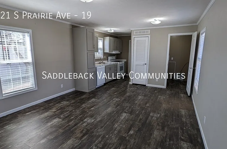 2221 S Prairie Ave #19 — Photo 3