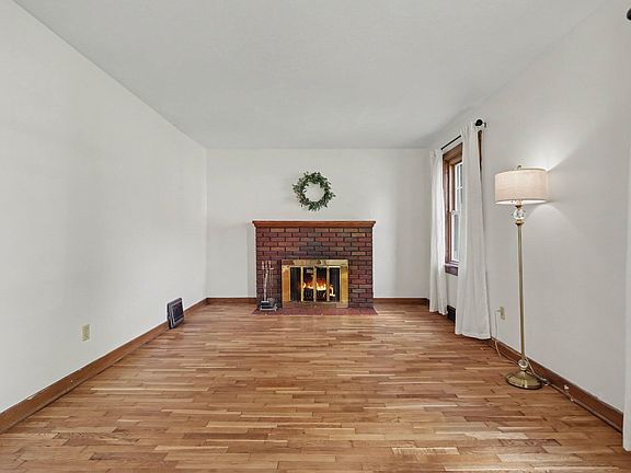 5th image of 33 Pleasant Ave