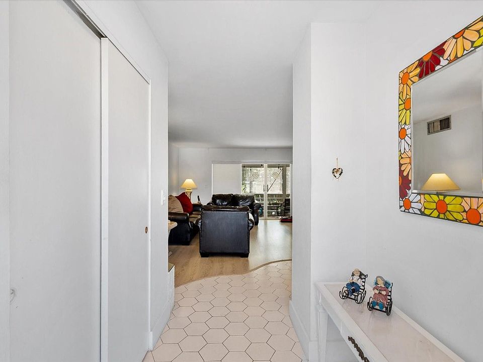 1st image of 1000 NE 14th Ave APT 211
