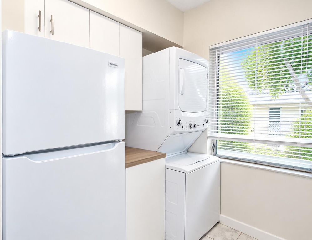 2401 NE 10th St APT 2, photo 7