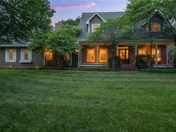 8301 Bridle Dale Cir, Lenexa, KS 66220