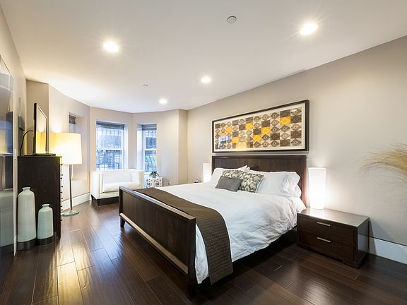 3rd image of 108 W 80th St