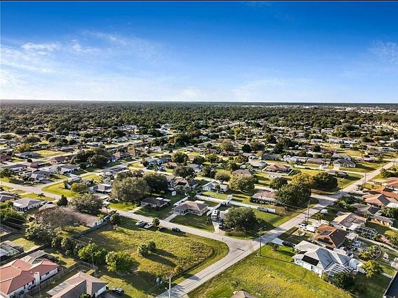 4th image of 710 Dobell Ter NW