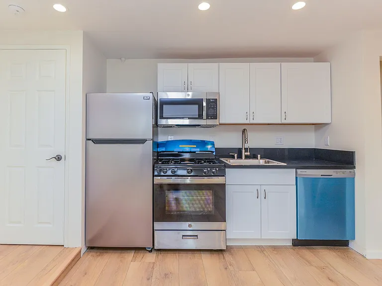 1855 Euclid Street Residences — Photo 5