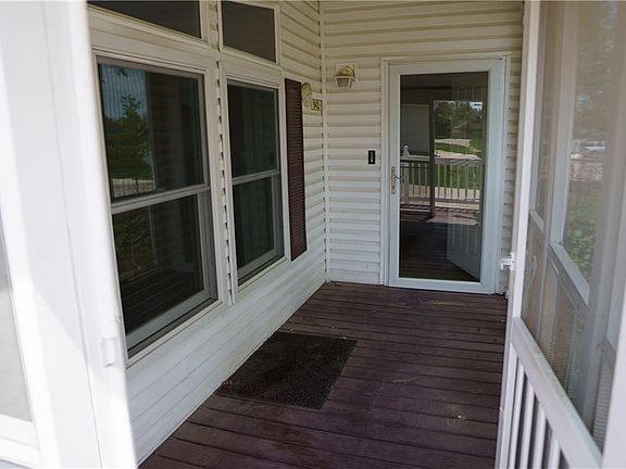 4th image of 942 NE White Oaks Ln