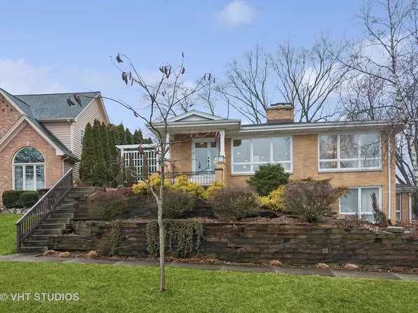 1512 Promenade Ln, Wheaton, IL 60189