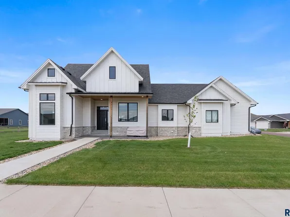 203 Central Cir, Harrisburg, SD 57032