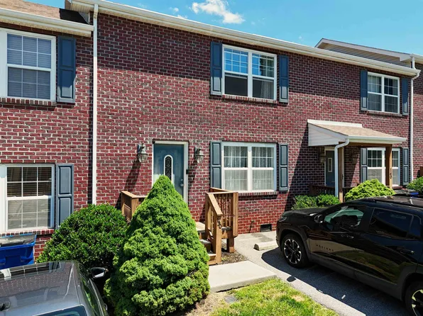 150 Hunters Ridge Ln, Christiansburg, VA 24073