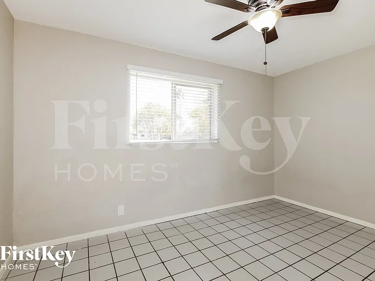 2126 W San Miguel Ave — Photo 13