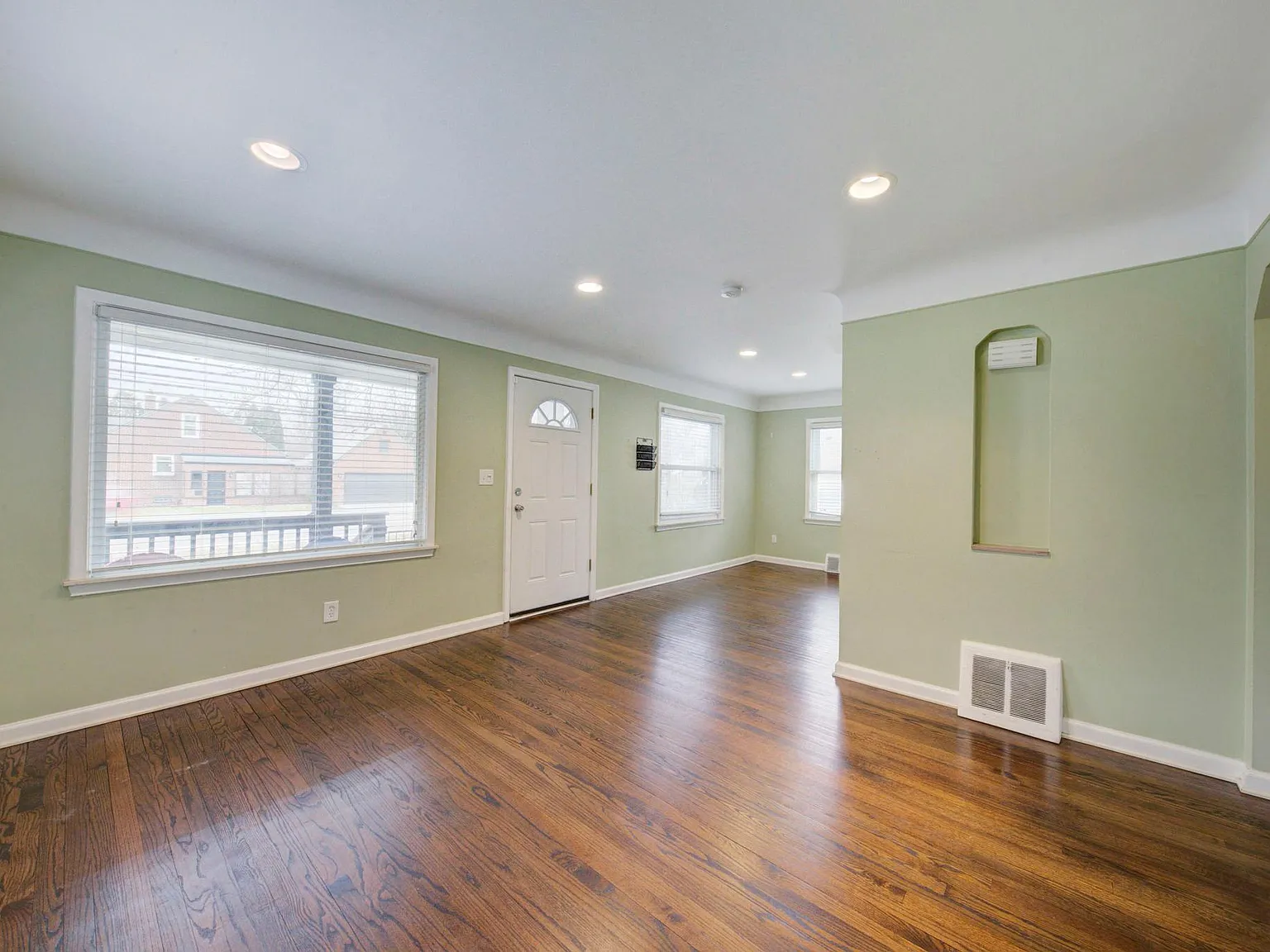 3 bed, 1.5 bath, 1009 sqft, $2,200 — Photo 2