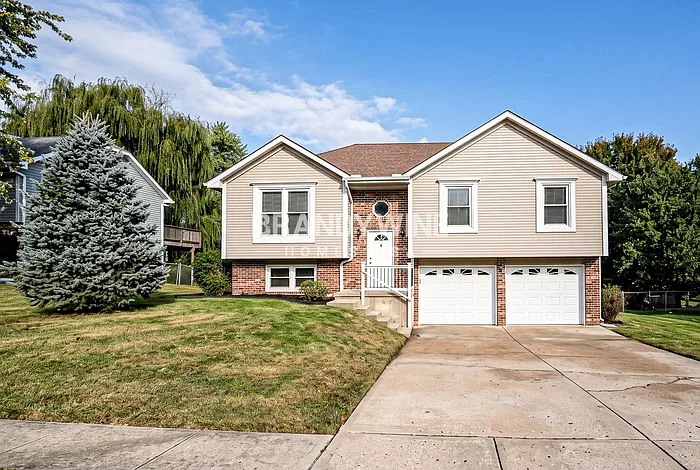 3 bed, 3.0 bath, 1702 sqft, $2,369 — Photo 2