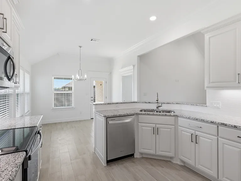 608 Violet Dr — Photo 8