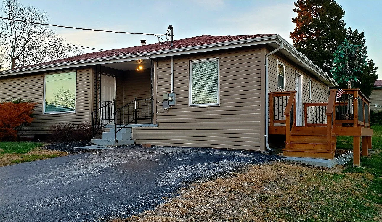 3 bed, 768 sqft, $1,975 — Photo 1