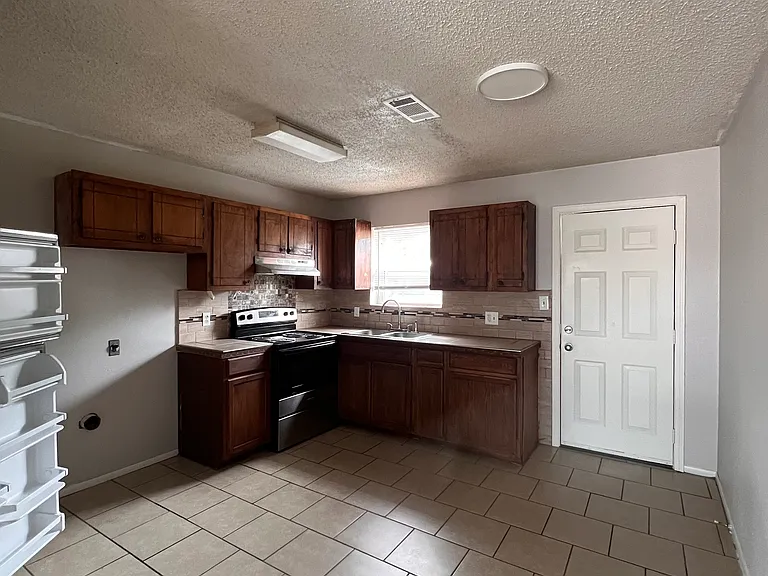 1605 University Pkwy #11 — Photo 5