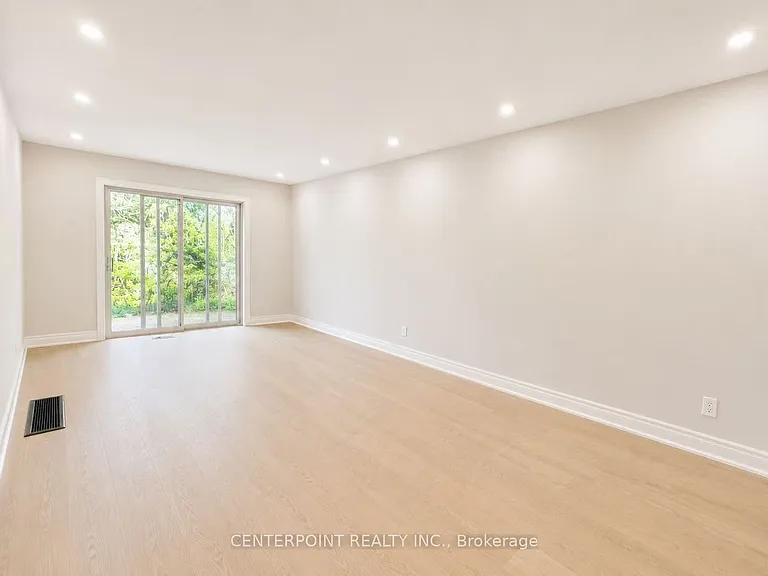 12 Hobart Dr — Photo 3
