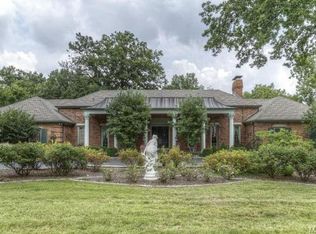 16 Upper Barnes Rd, Saint Louis, MO 63124