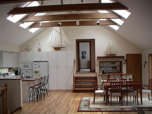 Kitchen & Dining Area