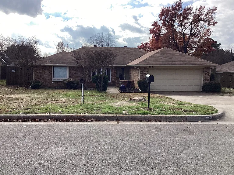 2841 Southridge Dr — Photo 1
