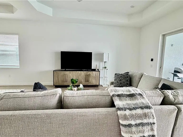 15048 Pinehurst Ln — Photo 8