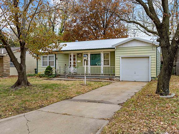3rd image of 833 Audrey Dr