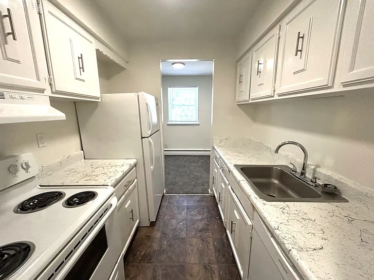 Ridgeway Court Apartments — Photo 11