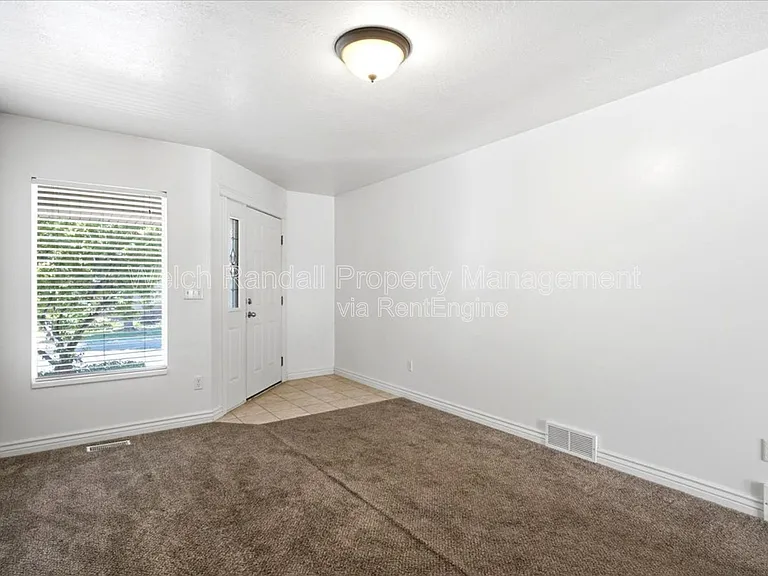 672 E Clearwater Dr N — Photo 5