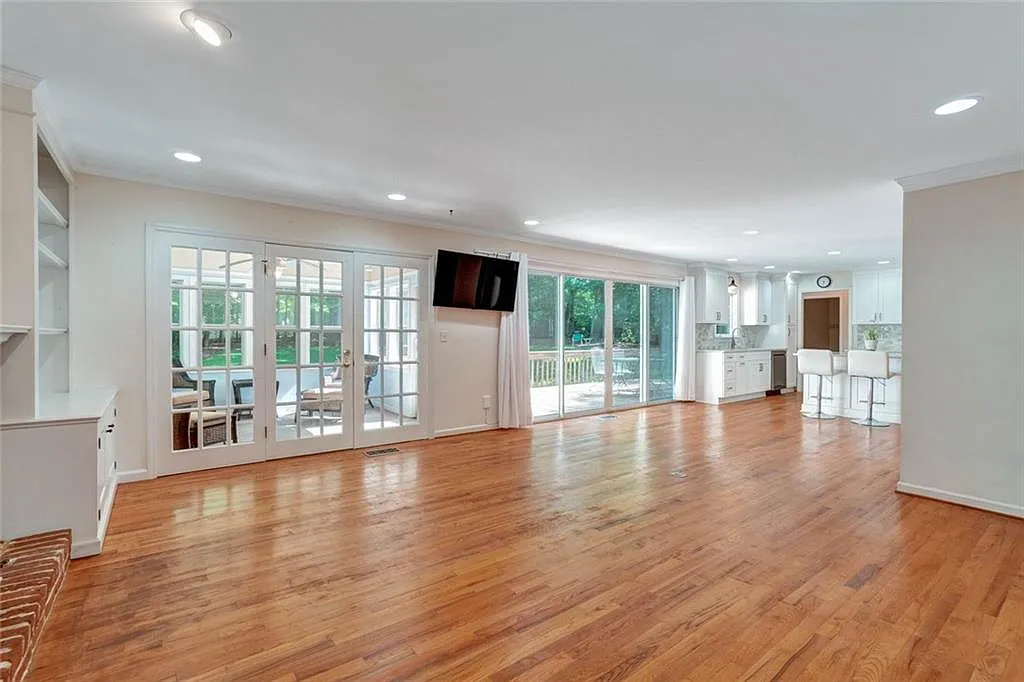 4 bed, 2.5 bath, 2356 sqft, $4,250 — Photo 3