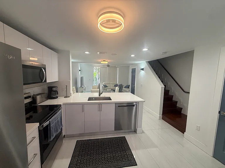 972 Jeffery St — Photo 3