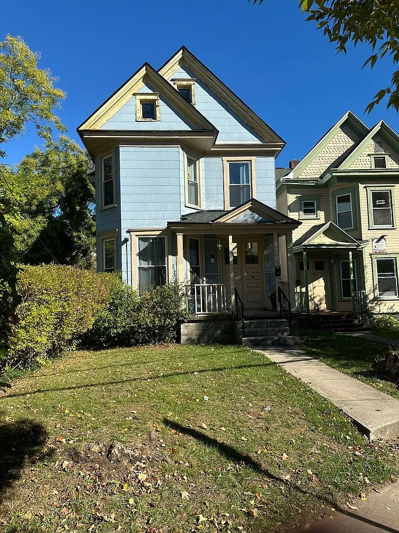 711 S Beech - Available 6/1/27 - Two Story House With Hardwoods, Porch And 1st Floor Study — Photo 4