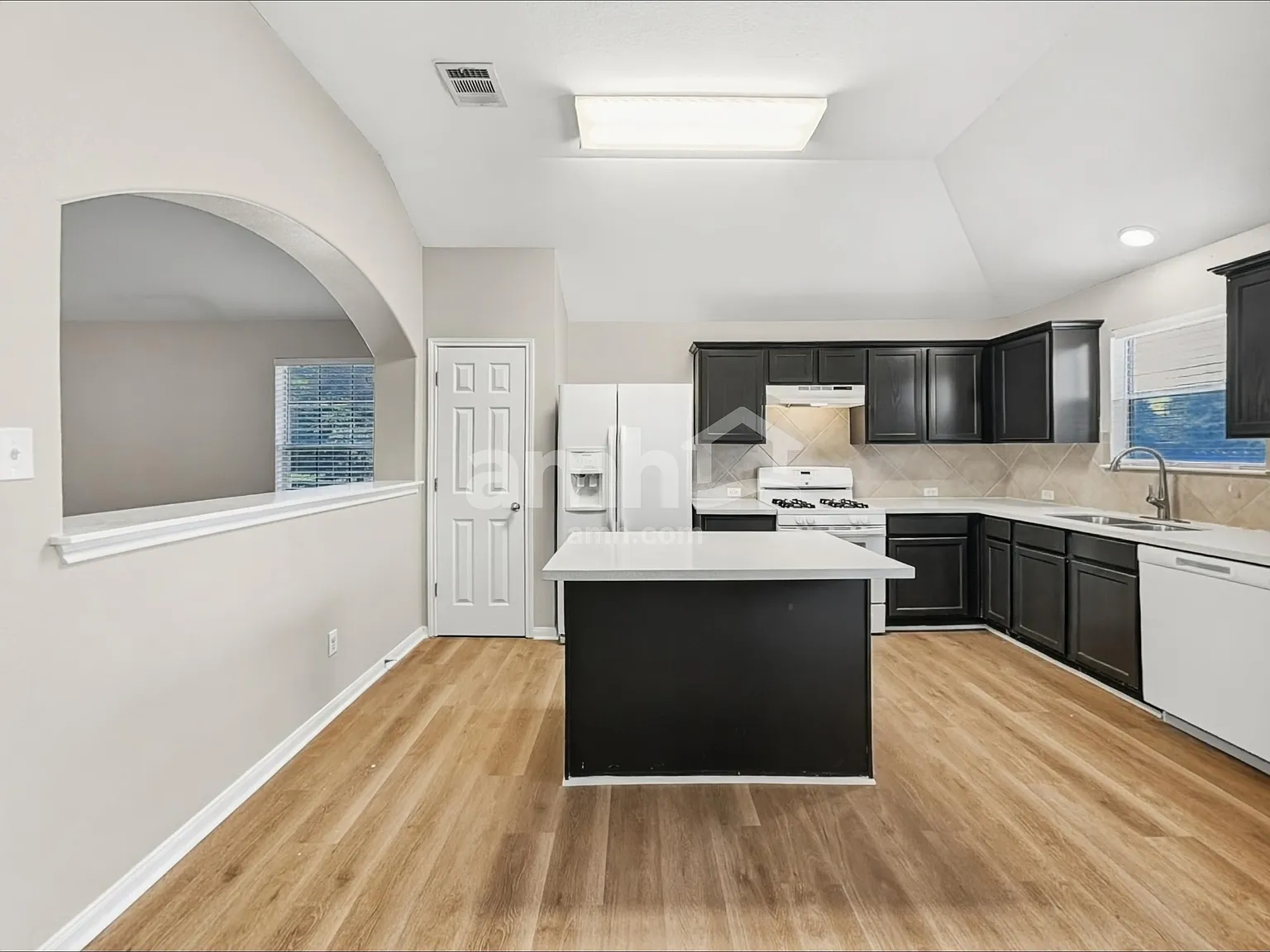 3 bed, 2.0 bath, 1505 sqft, $1,800 — Photo 4