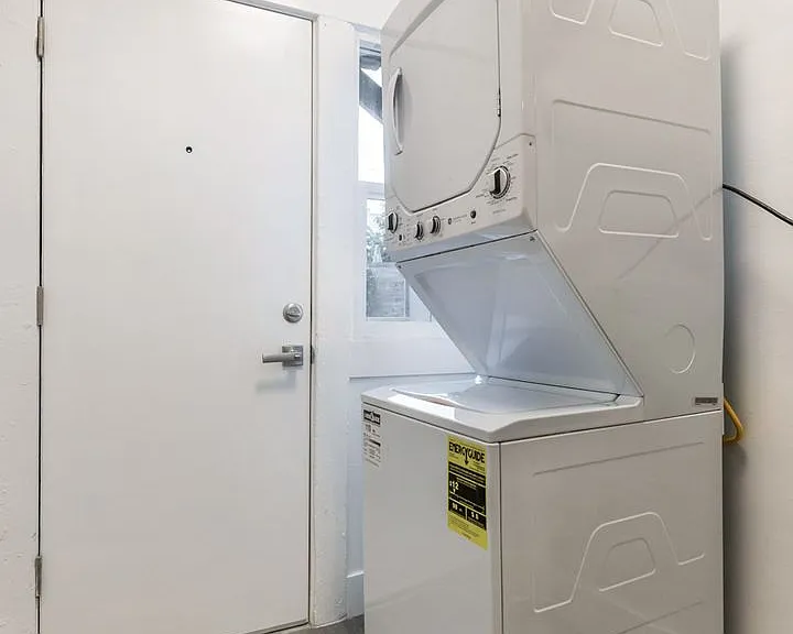 Beautiful 2 bedroom in Echo Park/Silver Lake with parking! **2 weeks off the rent — Photo 17