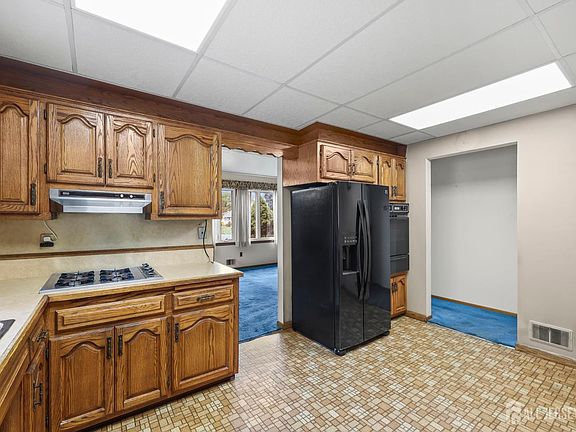 4th image of 64 Berkley Ave