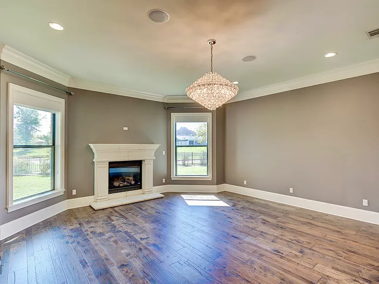 555 Canterbury Ln — Photo 7
