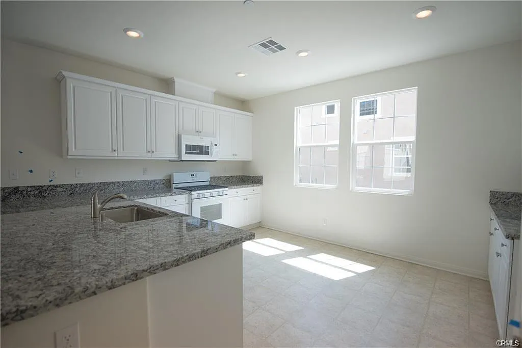 4 bed, 2325 sqft, $3,800 — Photo 2