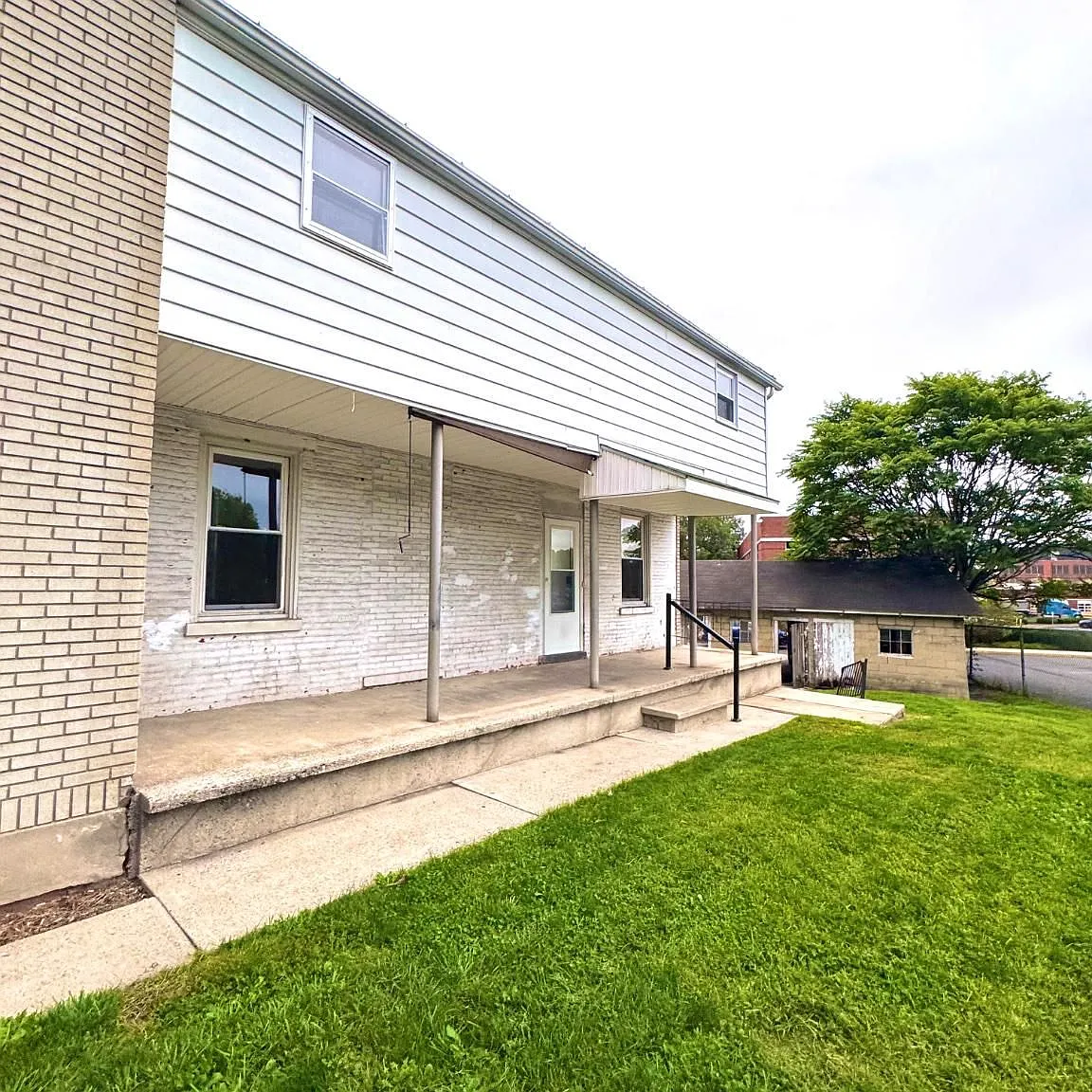 2 bed, 1.0 bath, 1200 sqft, $1,200 — Photo 1