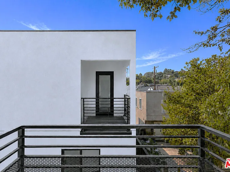 1949 1/2 N Vista Del Mar Ave — Photo 12